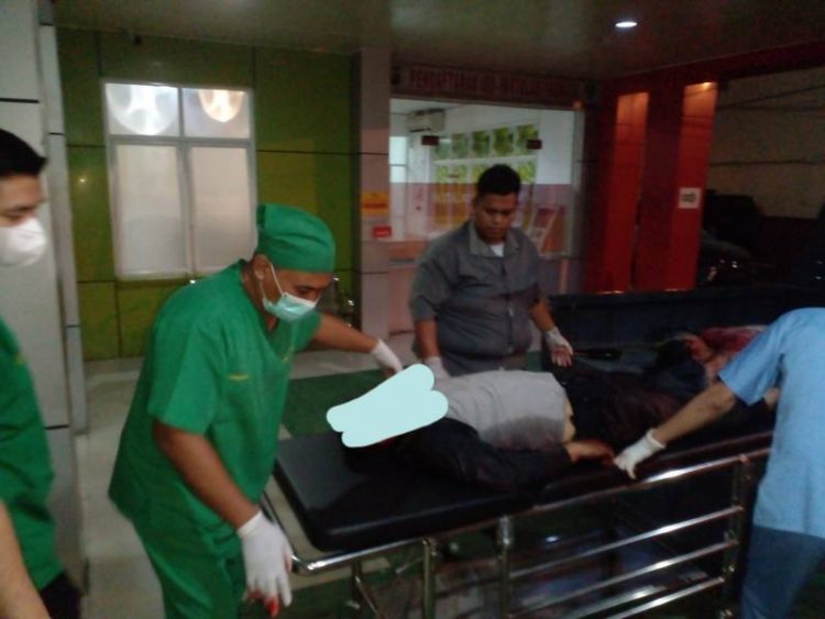 Ada Permasalahan Rumah Tangga, Suami Bunuh Istri di Pinggir Jalan, Dia pun Luka Parah Diamuk Massa